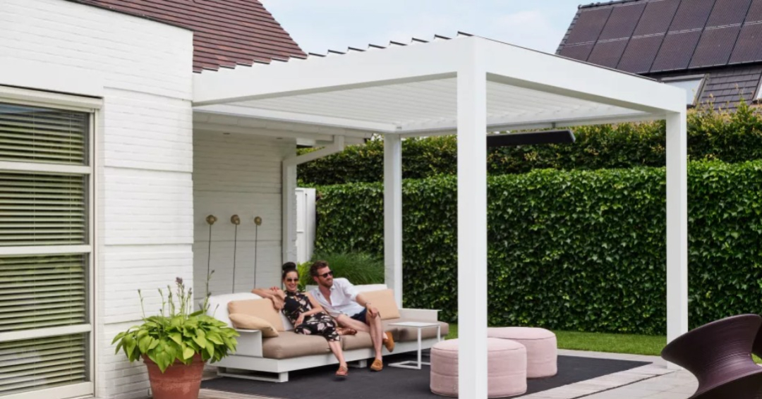 1. De bekroonde terrasoverkapping met kantelbare lamellen